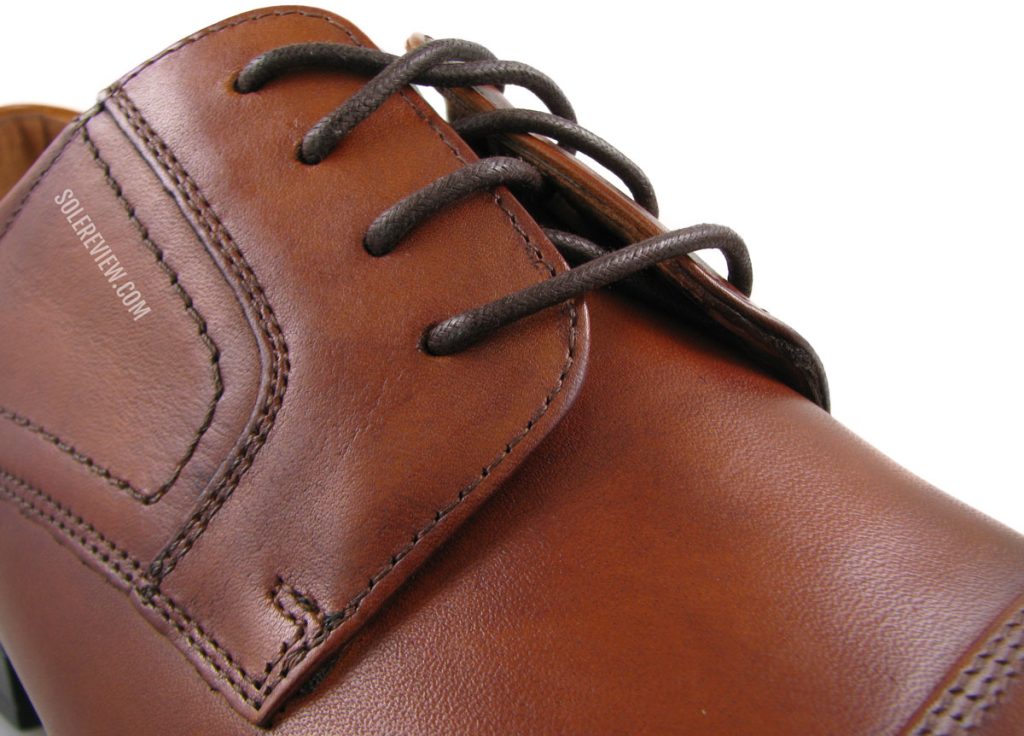 The lacing panels of the Florsheim Midtown.