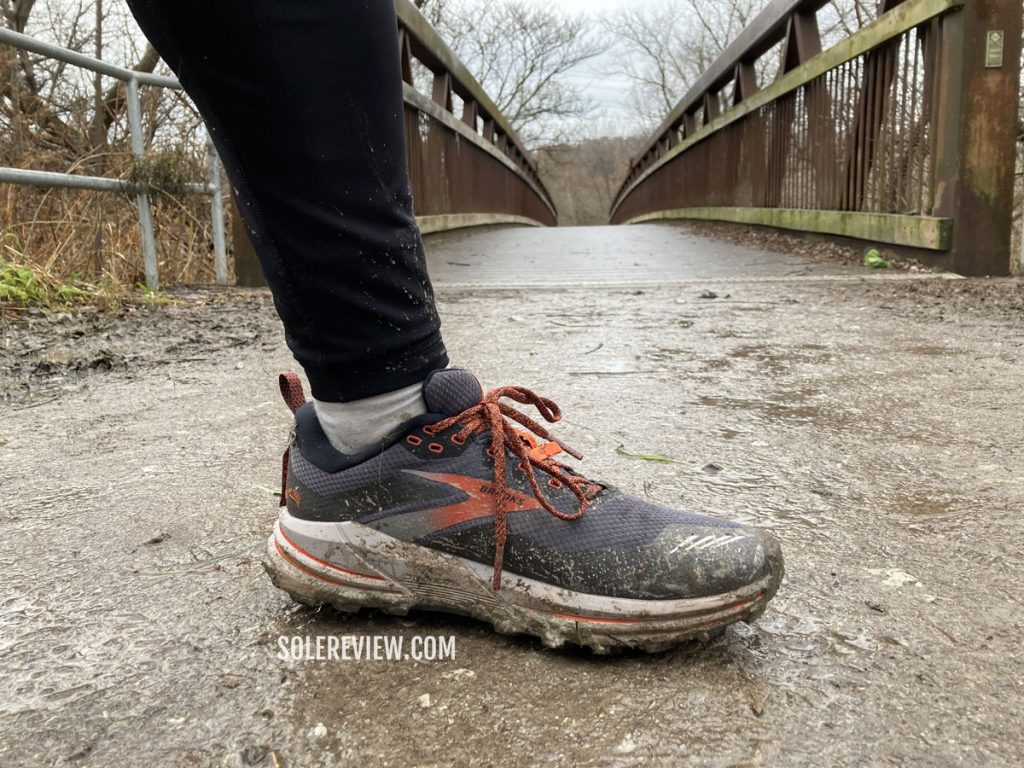 The Brooks Cascadia 16 Gore-Tex on packed soil.
