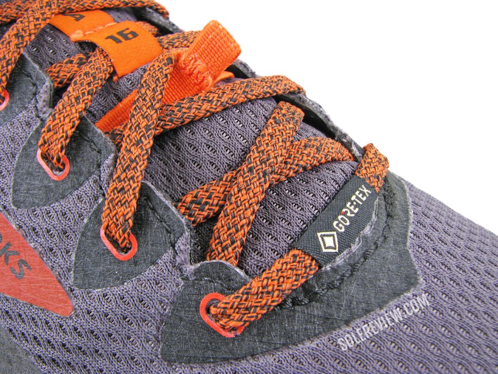 The laces of the Brooks Cascadia 16 Gore-Tex.