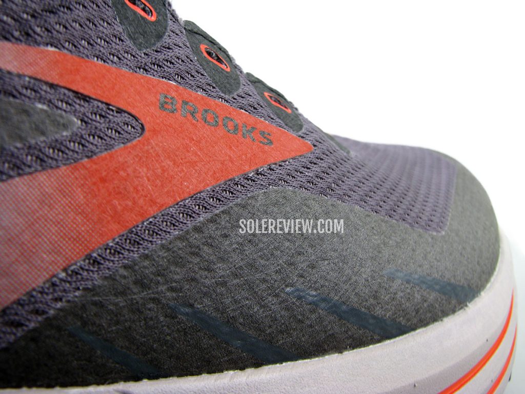The mud guard of the Brooks Cascadia 16 Gore-Tex.