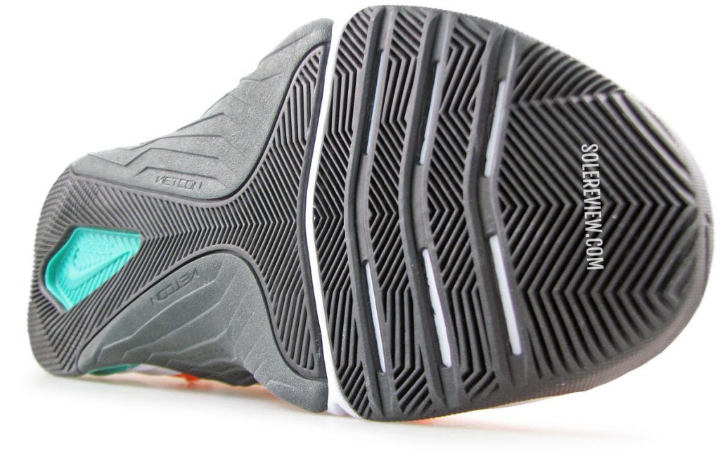 The grooved forefoot of the Nike Metcon 7 Flyease.