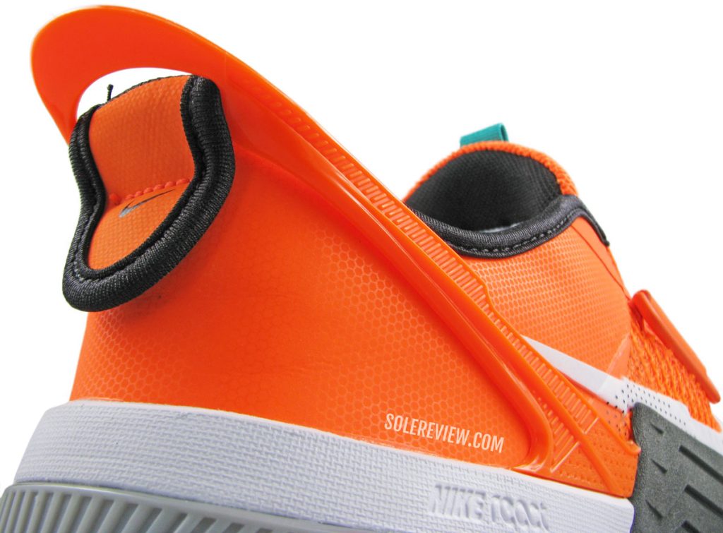 The plastic heel clip of the Nike Metcon 7 Flyease.