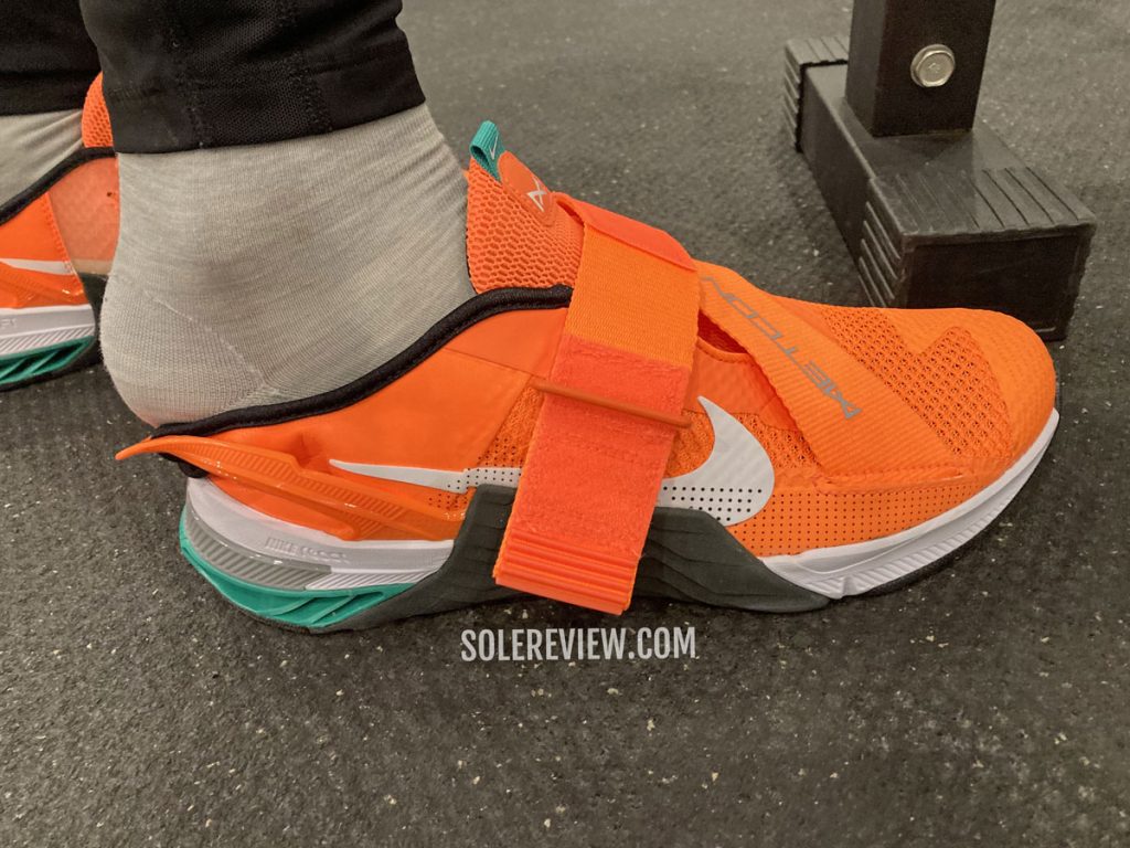The collapsible heel of the Nike Metcon 7 Flyease.