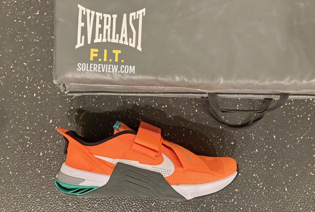 The Nike Metcon 7 Flyease with a fitness mat.