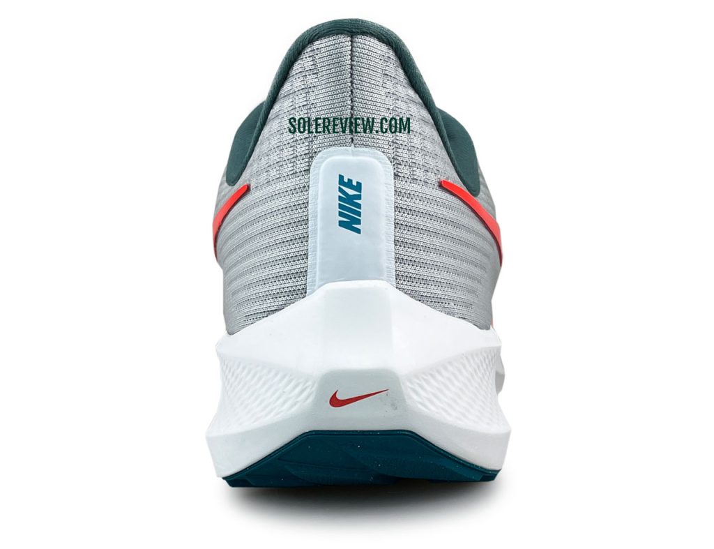 The heel view of the Nike Pegasus 39.