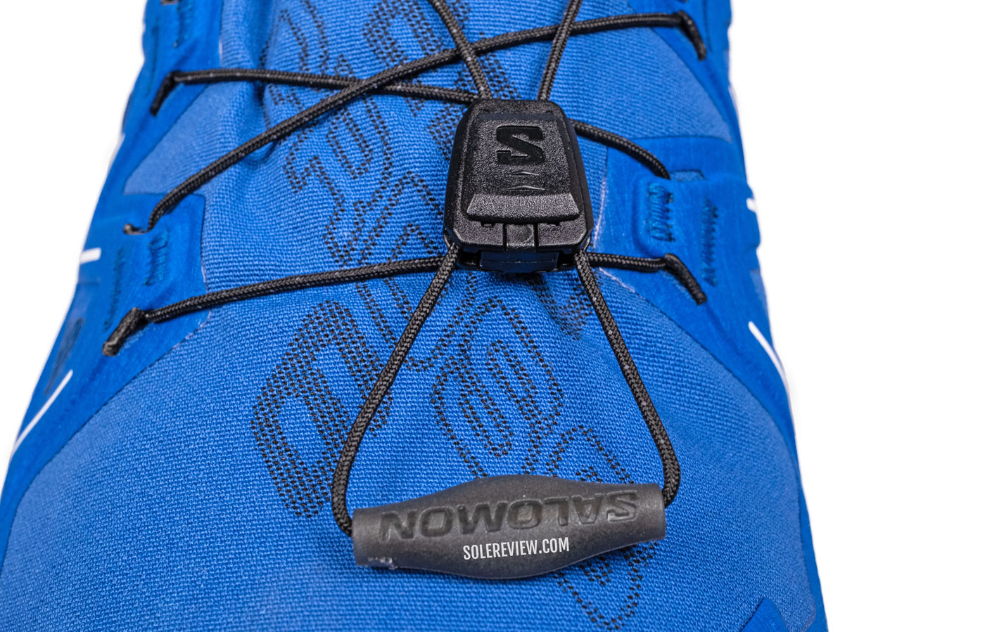 The bungee cord lacing of the Salomon Speedcross 6.