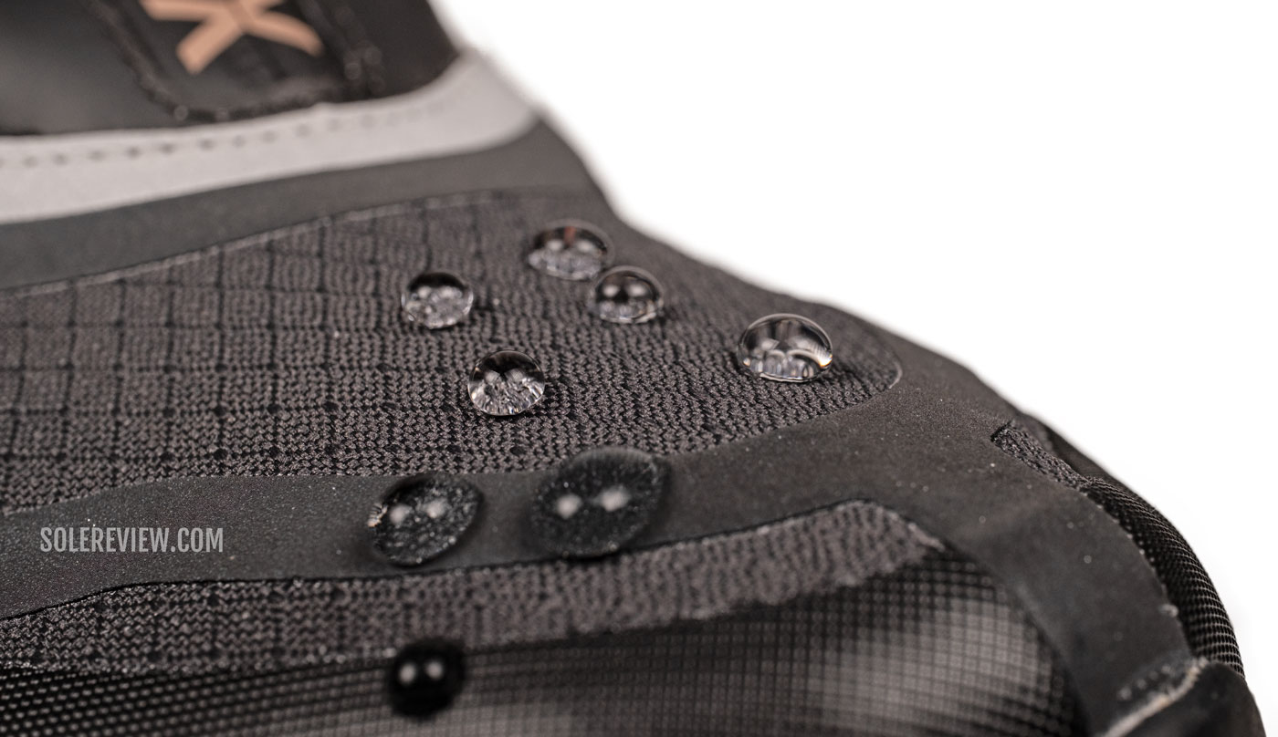The waterproof mesh of the adidas Ultraboost 22 Gore-Tex.