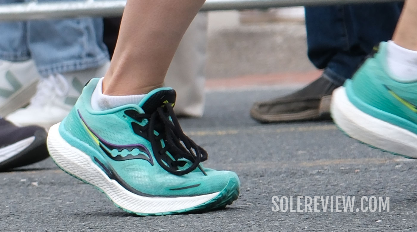 Flexing the forefoot of Saucony Triumph 19.