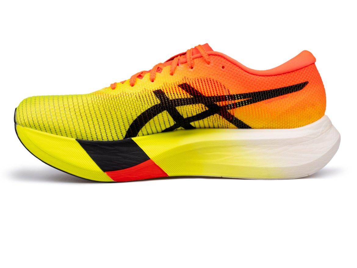 The side view of the Asics Metaspeed Edge Paris.