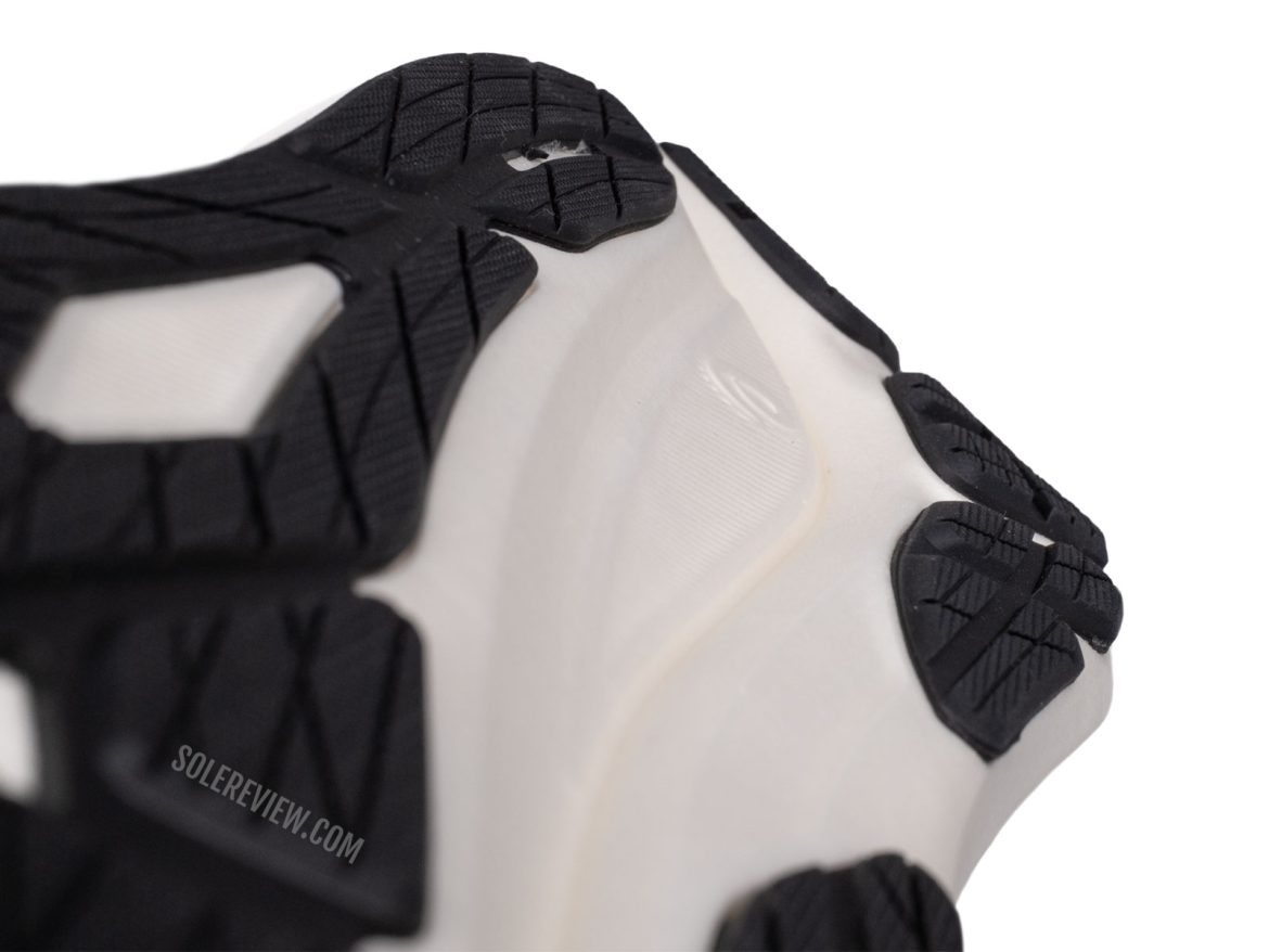 The sloped transition groove of the Asics GT-2000 13.