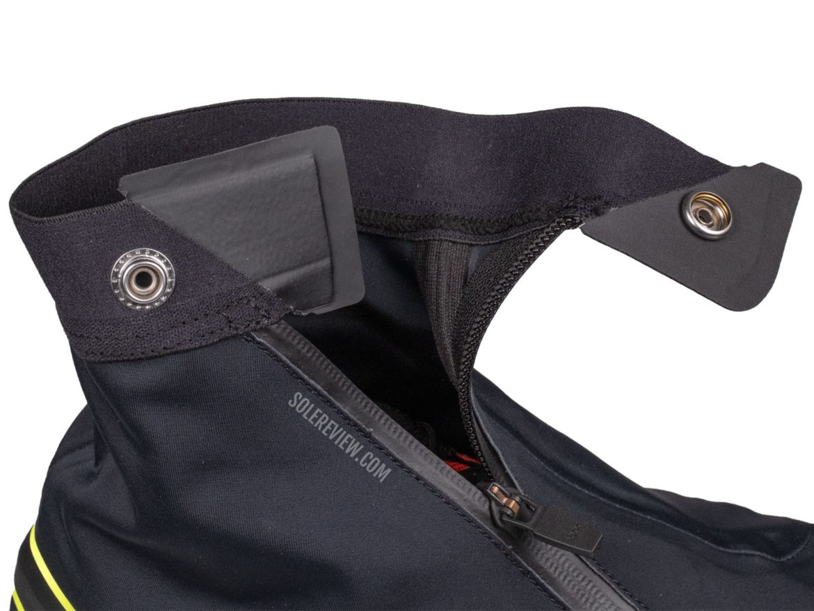 The snap button closure of the Salomon Wintercross Spike.