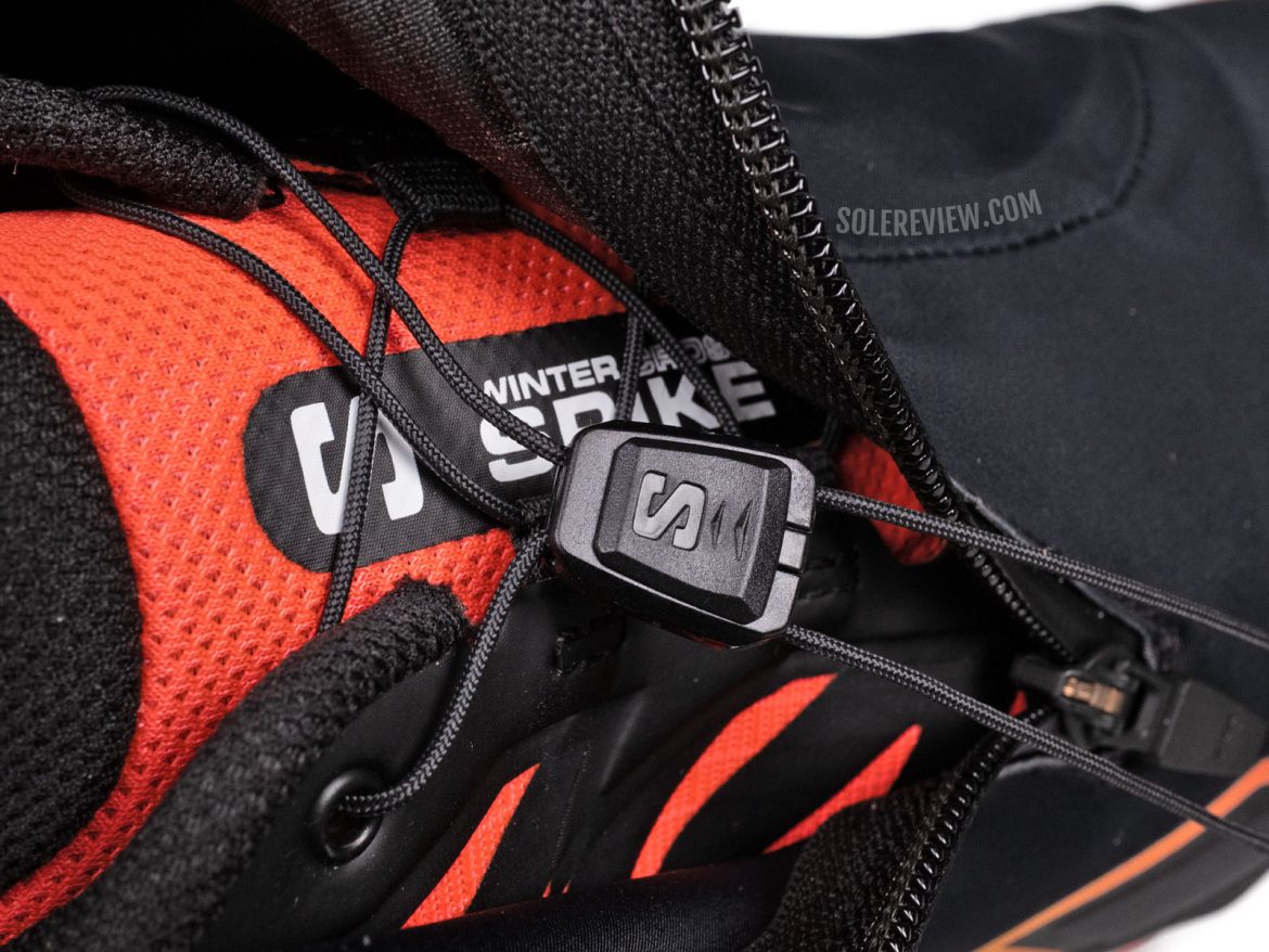 The plastic bungee toggle of the Salomon Wintercross Spike.