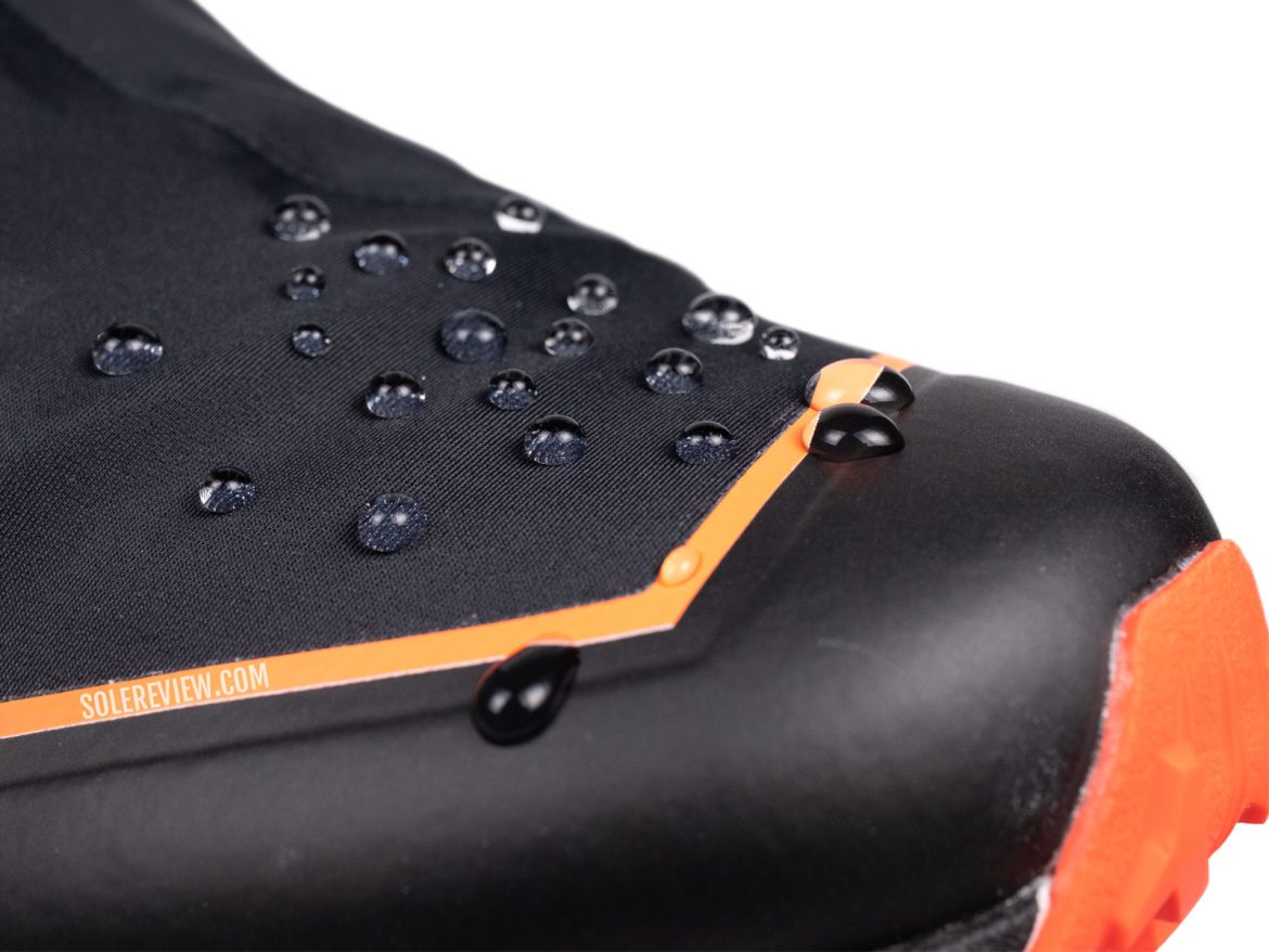 The waterproof mesh of the Salomon Wintercross Spike.