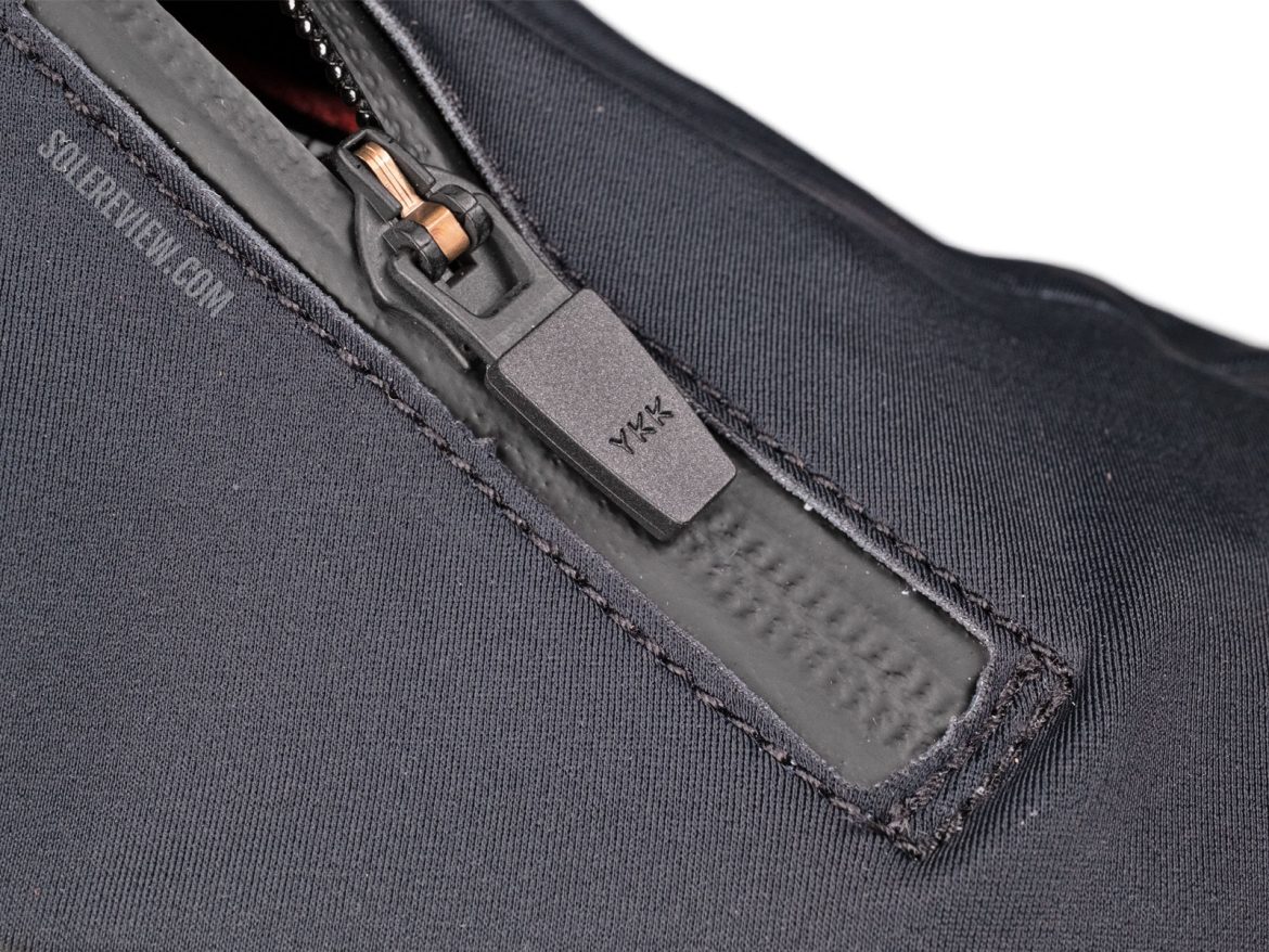 The weatherproof zipper of the Salomon Wintercross Spike.