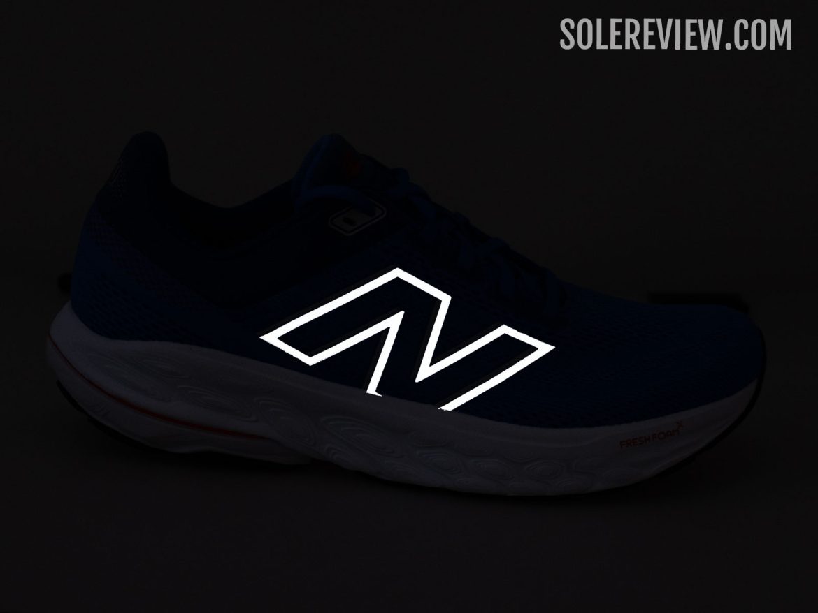 The reflective details on the New Balance 860V14 shoe.