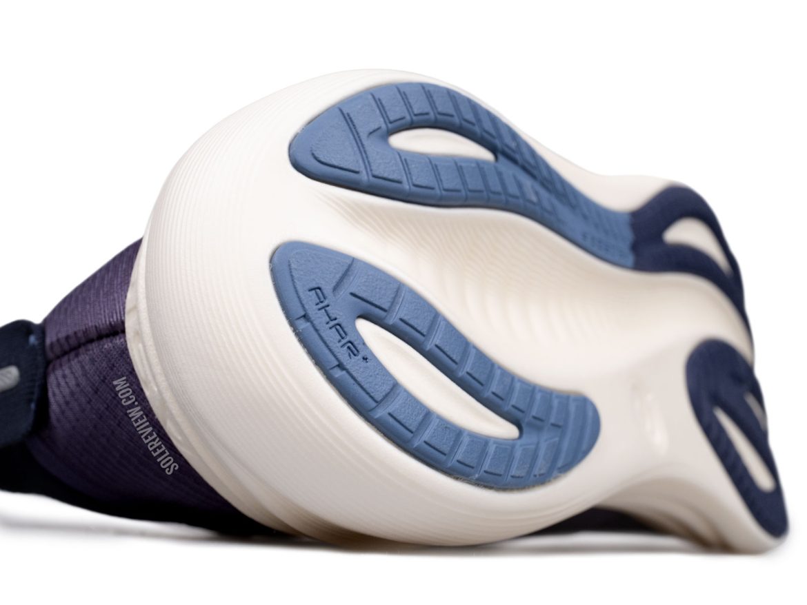 The heel crash pad of the Asics Nimbus 27.
