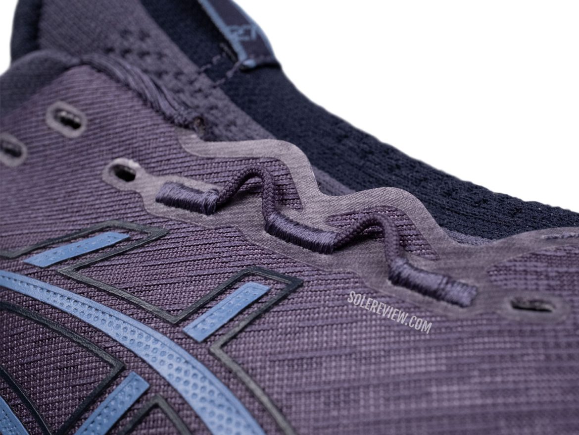 The speed lacing loops of the Asics Nimbus 27.