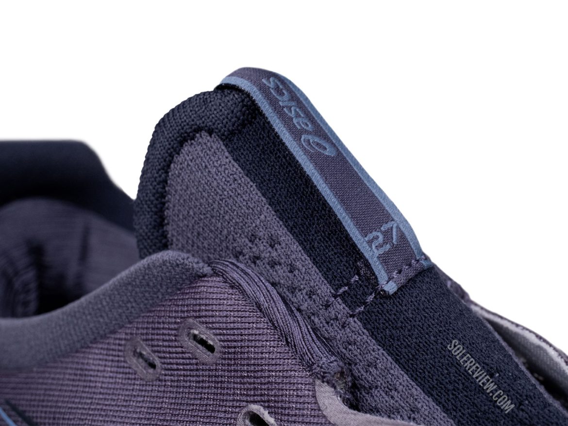 The elastic tongue of the Asics Nimbus 27.