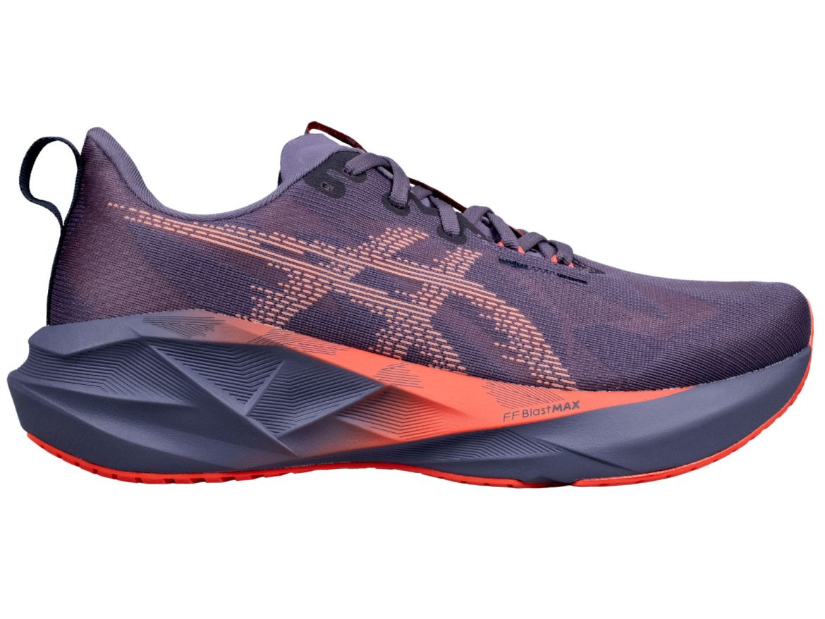 The side view of the Asics Novablast 5.