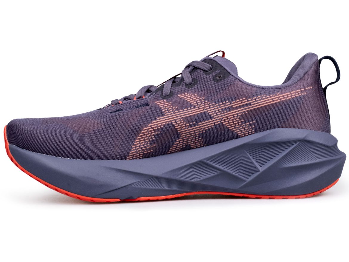 The side view of the Asics Novablast 5.