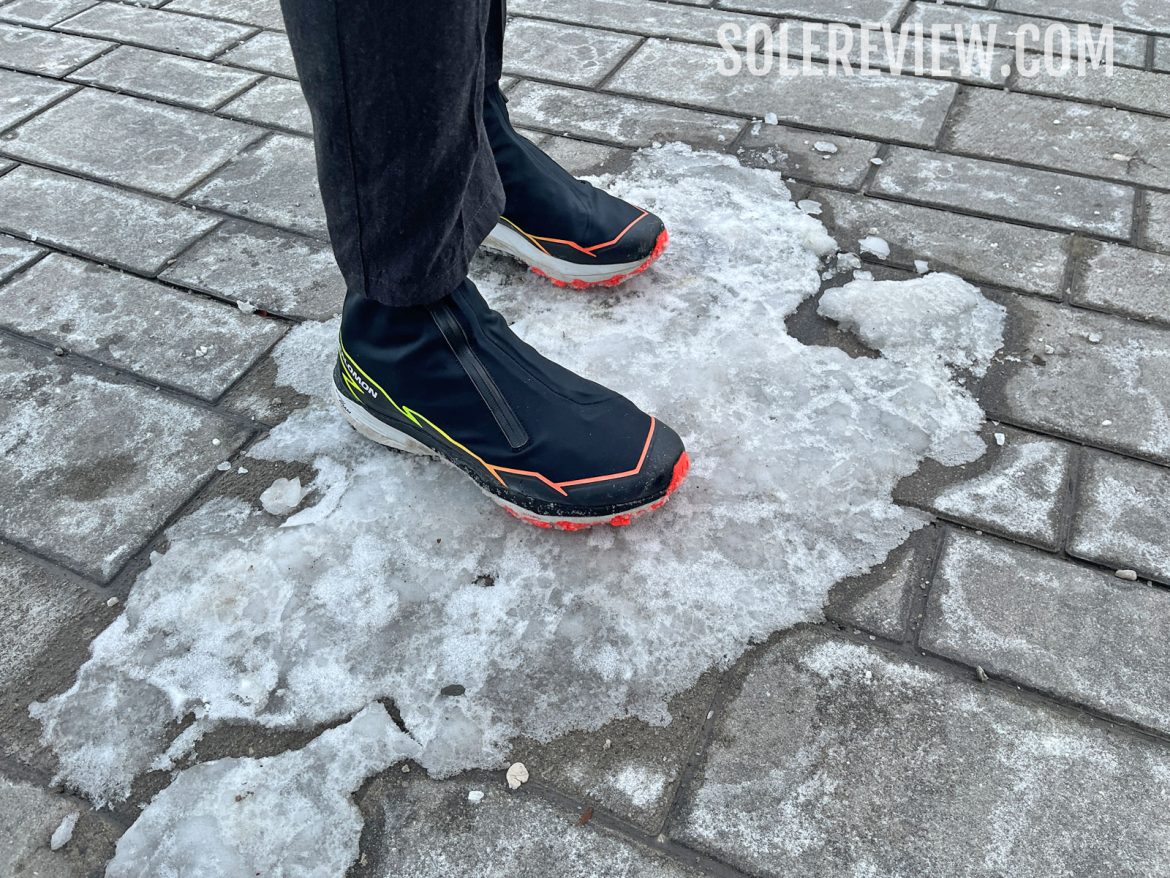 The Salomon Wintercross Spike on ice.