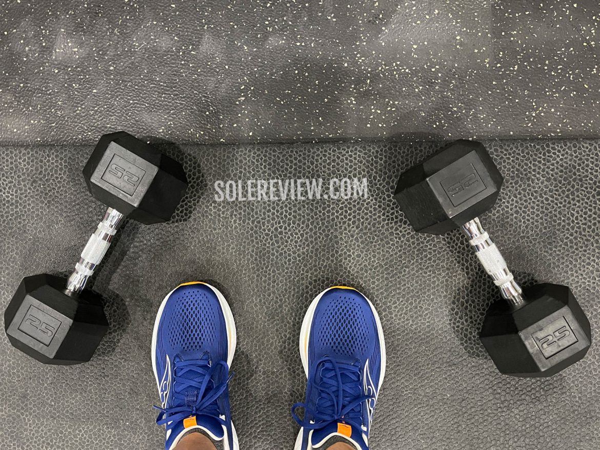 The Saucony Ride 18 in a gym.