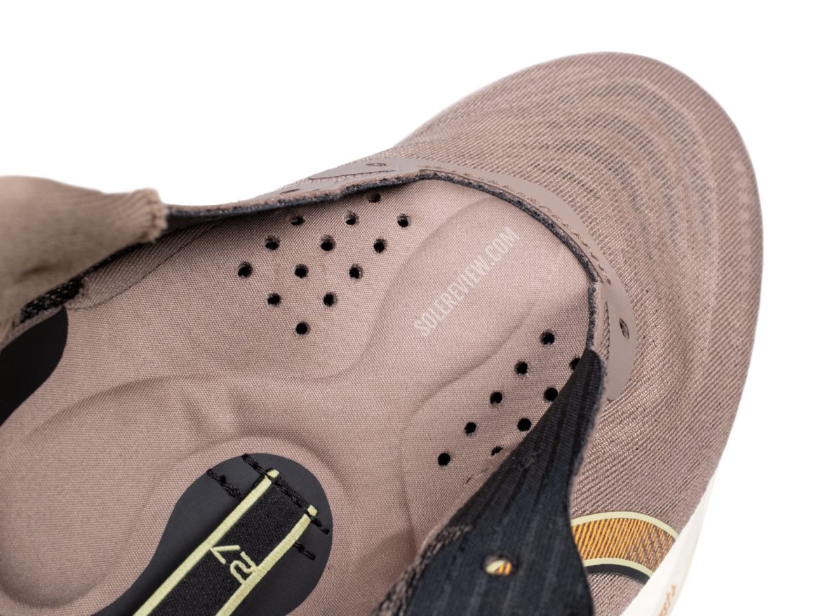 The tongue sleeve of the Asics Cumulus 27.