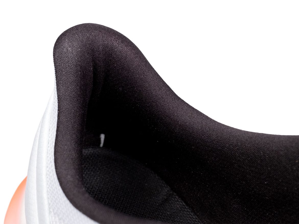 Skechers_Aero_Burst_heel_collar The heel collar of the Skechers Aero Burst.
