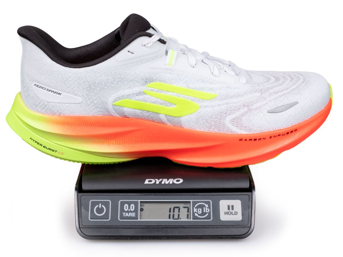 Skechers_Aero_Spark_weight The Skechers Aero Spark on a weighing scale.