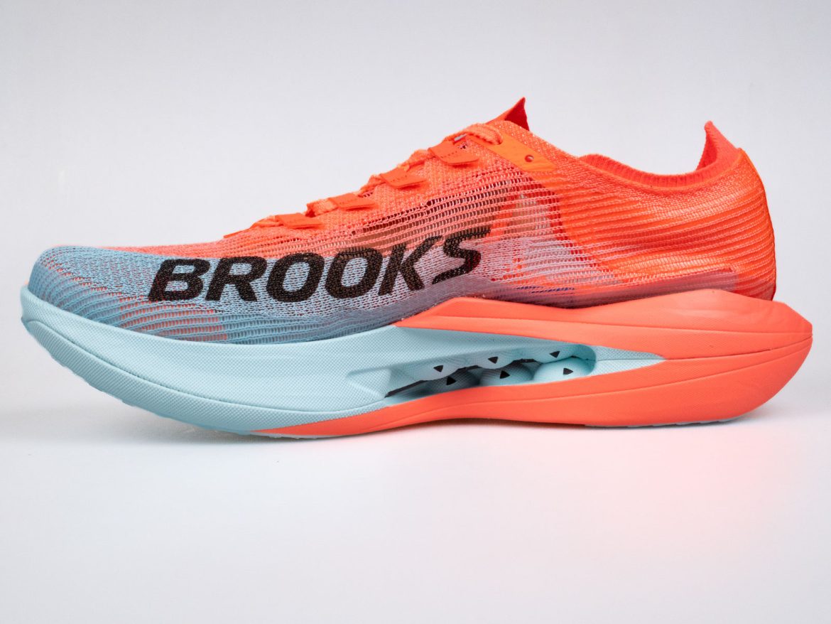 The side view of the Brooks Hyperion Elite 5.