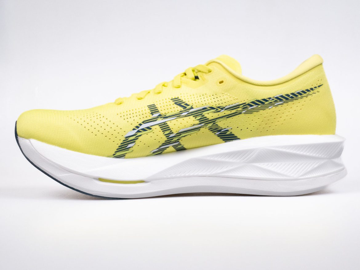 The side view of the Asics Sonicblast.
