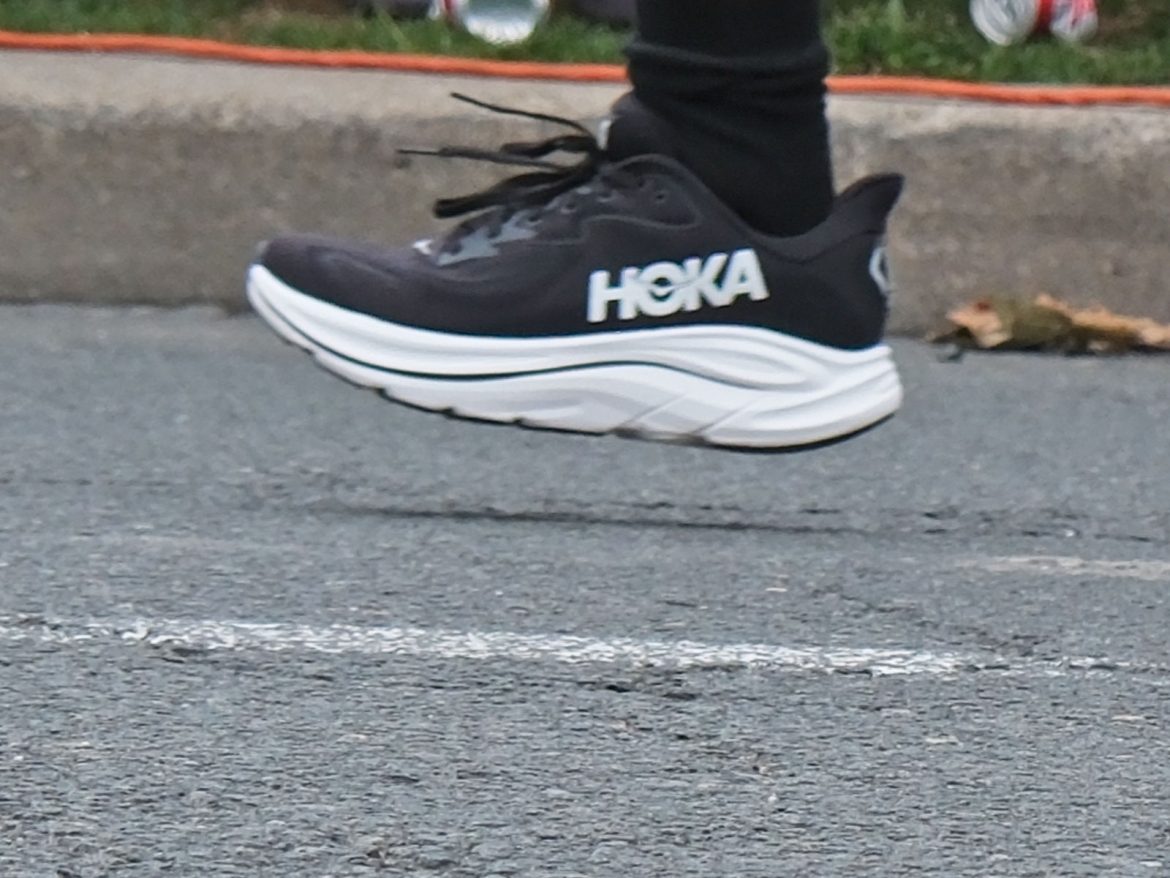 Hoka_Clifton_10_midfoot_2 The Hoka Clifton 10 during midfoot strike.