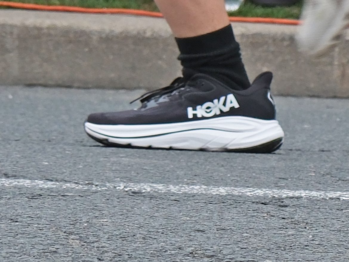 Hoka_Clifton_10_midfoot_3 The Hoka Clifton 10 during midfoot strike.