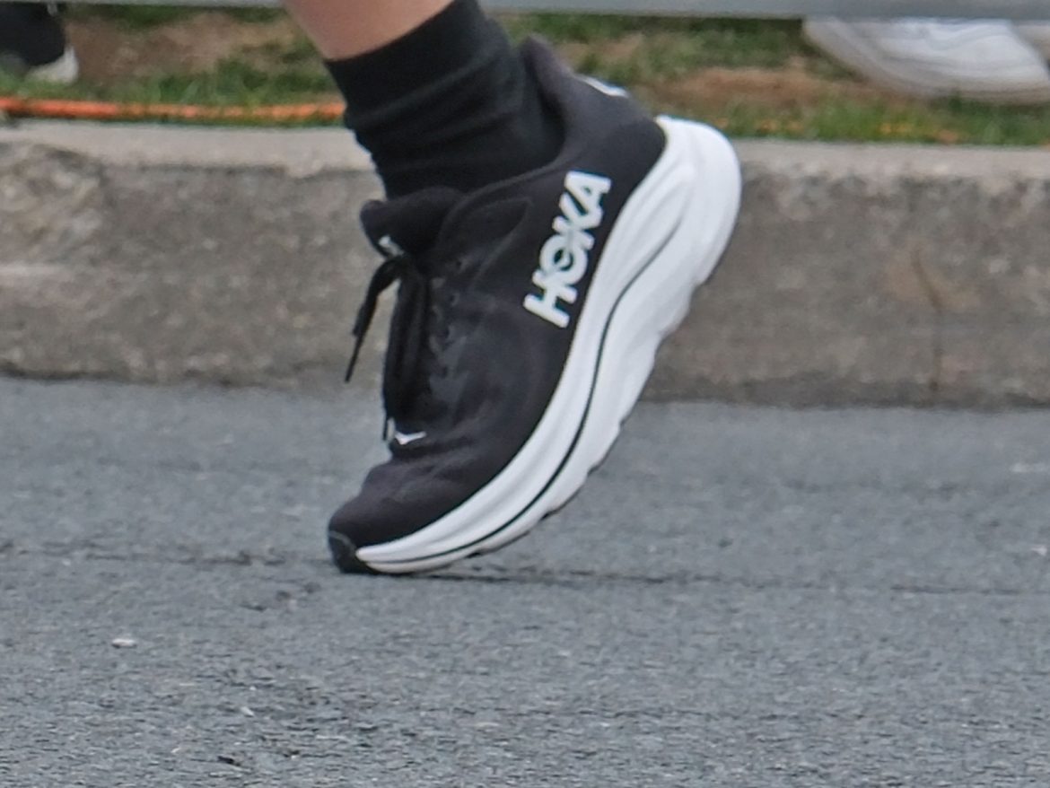 Hoka_Clifton_10_midrfoot_1 The Hoka Clifton 10 during midfoot strike.