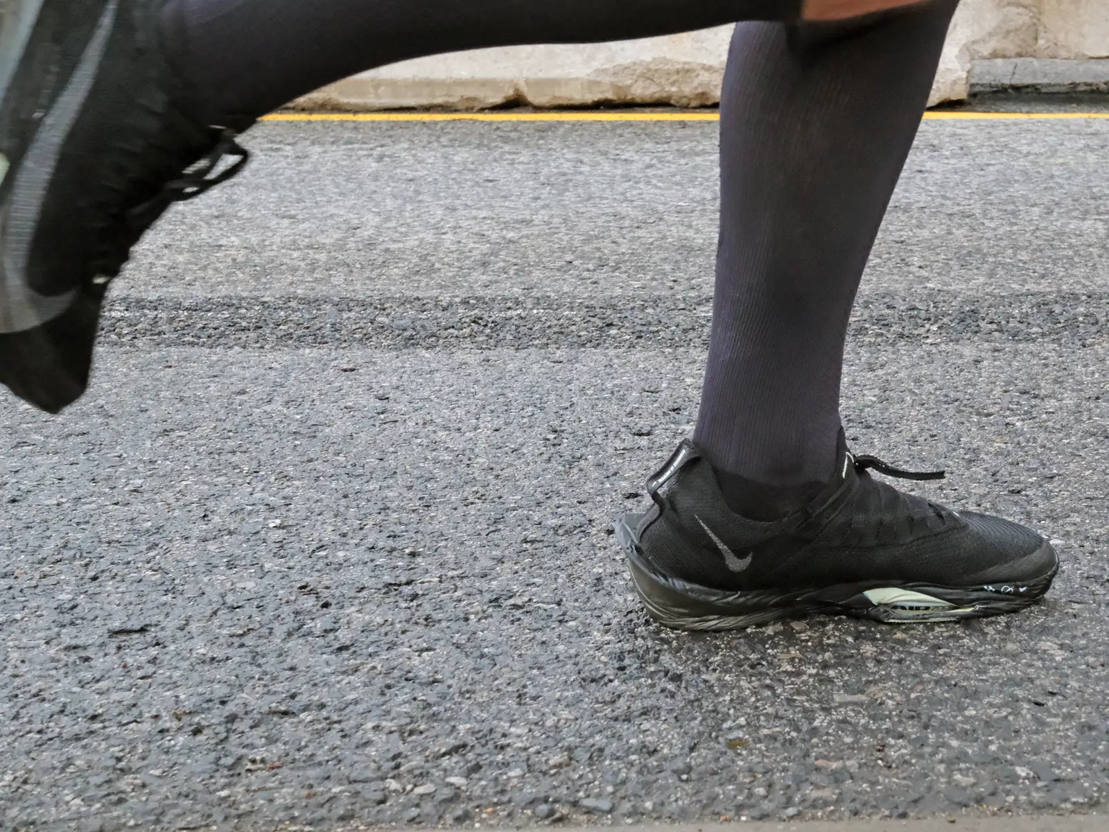 真黒黒助NIKE BLADE TRACTION ZOOM BLACK Amazon.com | NIKE Men's Renew Run 2 Shoe, Black Anthracite, 5.5