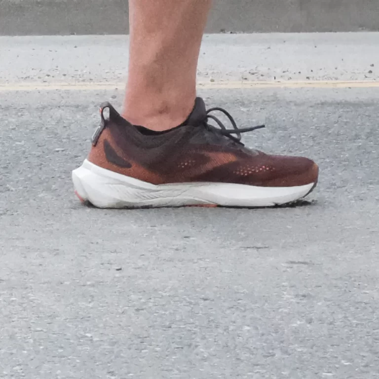 2 Glycerin 23 heavy runner mid-stance