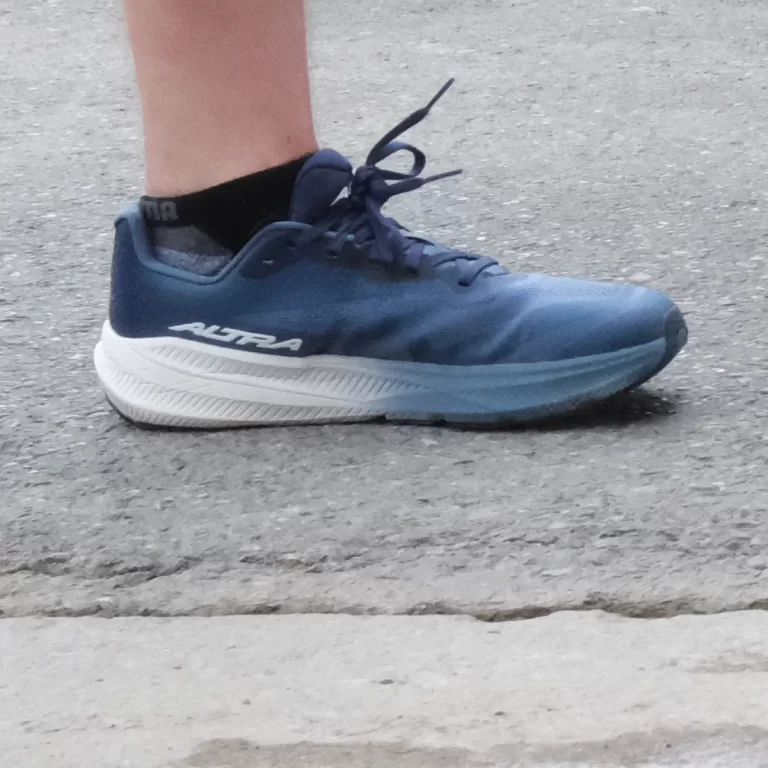 2 Altra Experience Flow 3 mid-stance