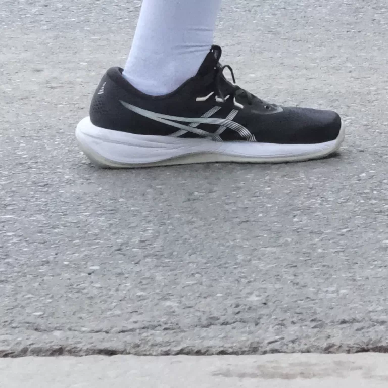 2 Asics Cumulus 28 heavy mid-stance
