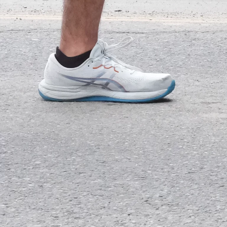 2 Asics Cumulus 28 rearfoot mid-stance