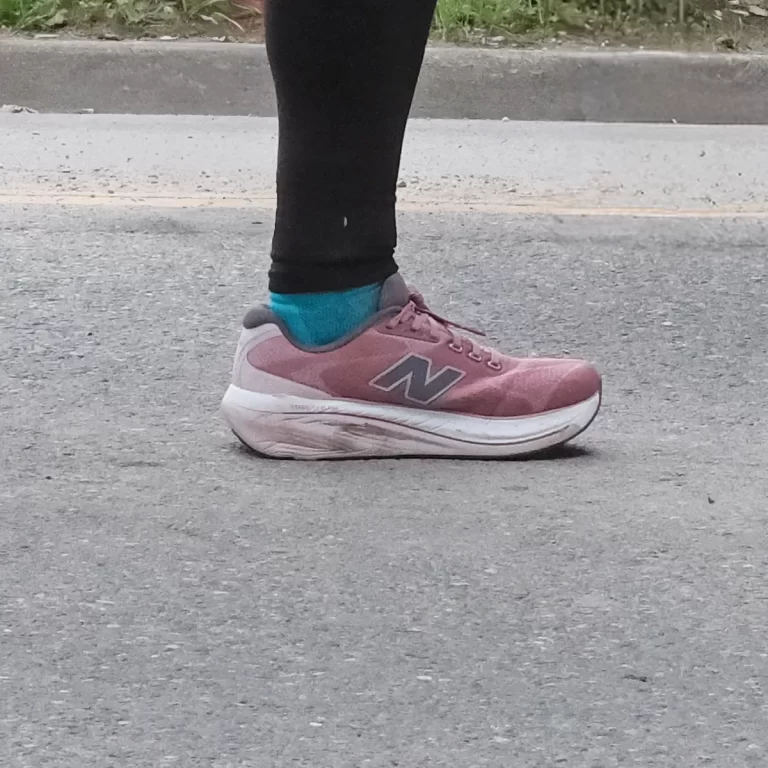 2 New Balance 860v15 mid-stance