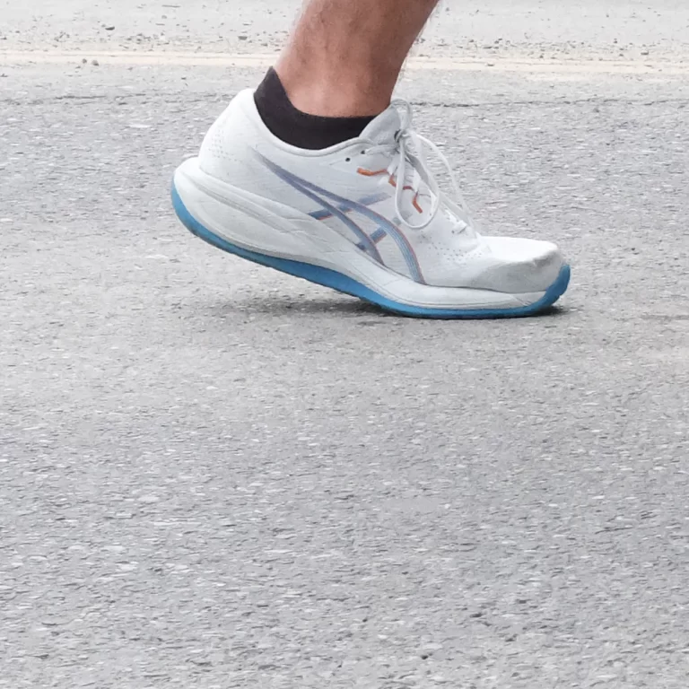 3 Asics Cumulus 28 rearfoot pre-swing