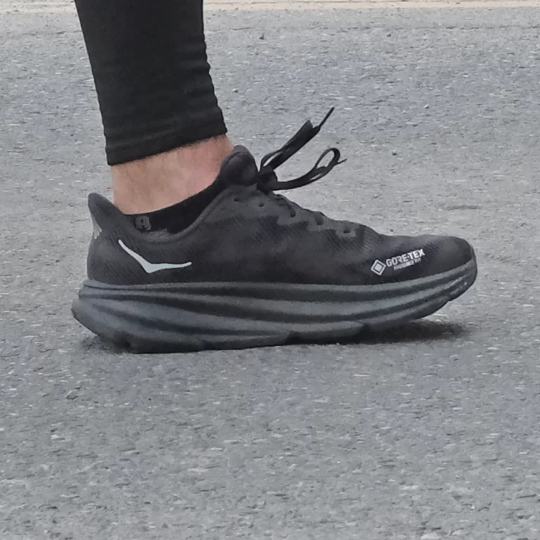 2 Hoka Clifton 9 Gore-Tex midfoot midstance