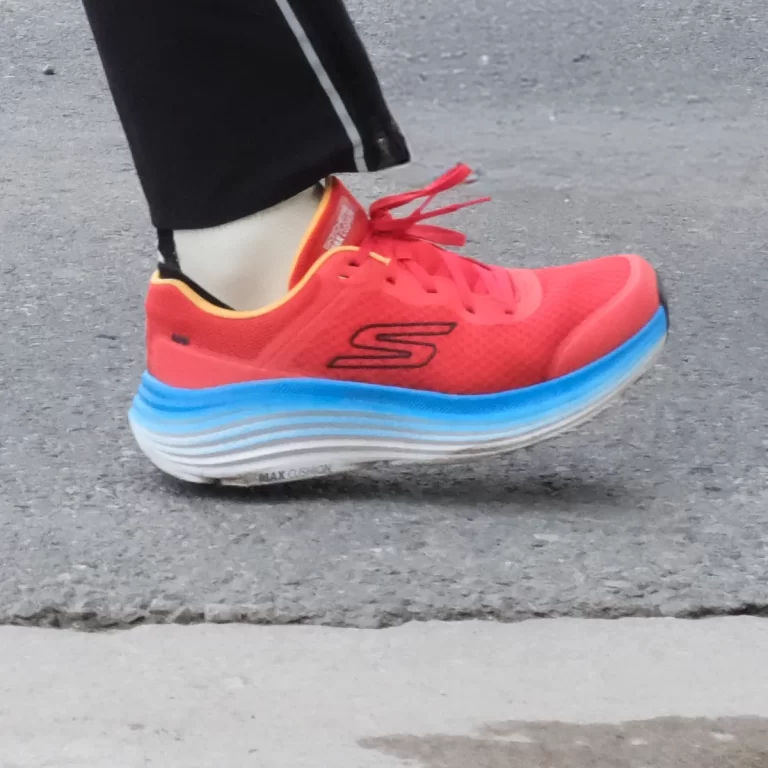 1 Skechers Max Cushioning Endeavor rearfoot landing