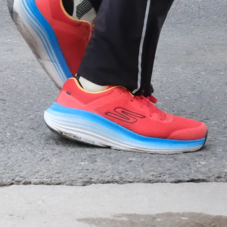2 Skechers Max Cushioning Endeavor rearfoot forefoot loading