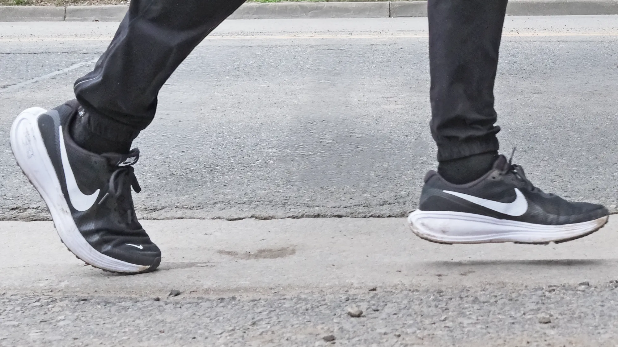 Nike Revolution 8 header